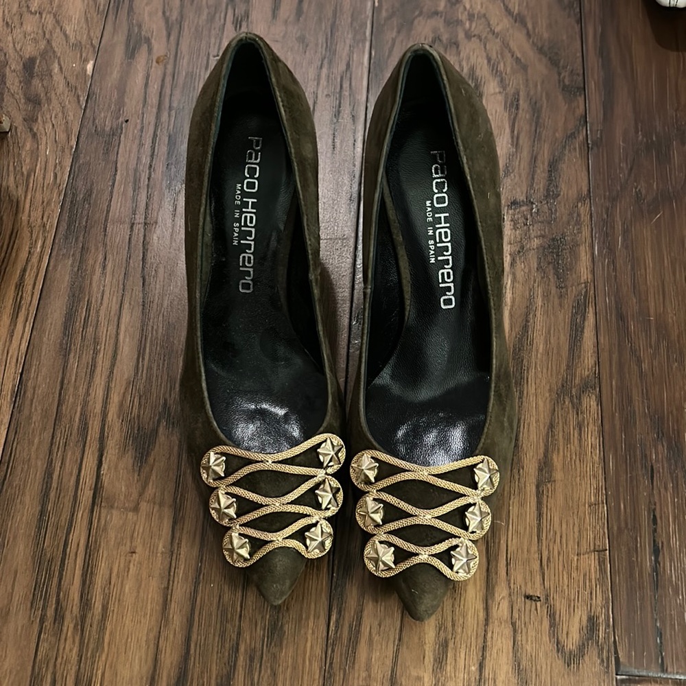 Paco Herrero Gorgeous Green Suede heels with by gold detail at toe
